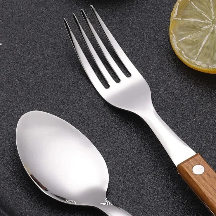 Stoviglie in stile retrò in legno e acciaio inox