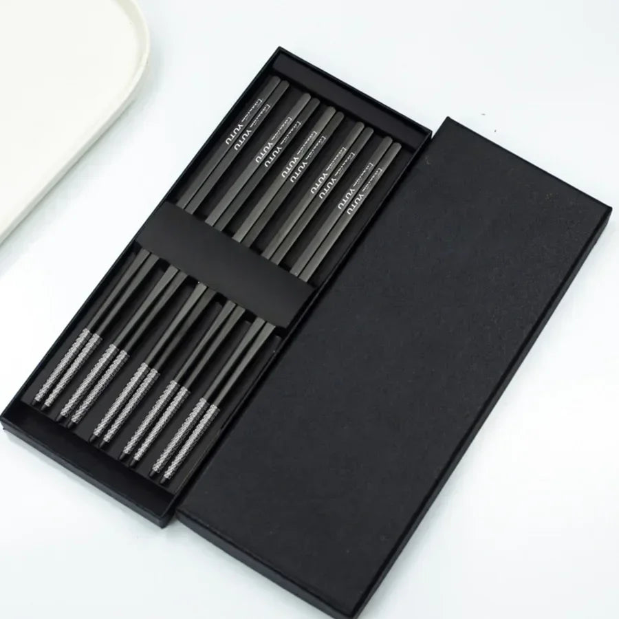 Set di stoviglie in titanio puro