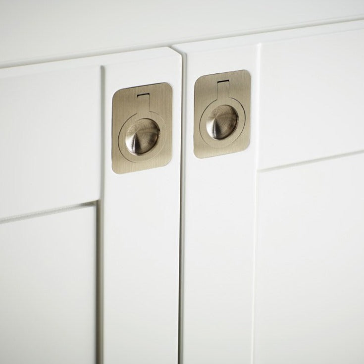 K72 Cabinet 737 white detail of handle