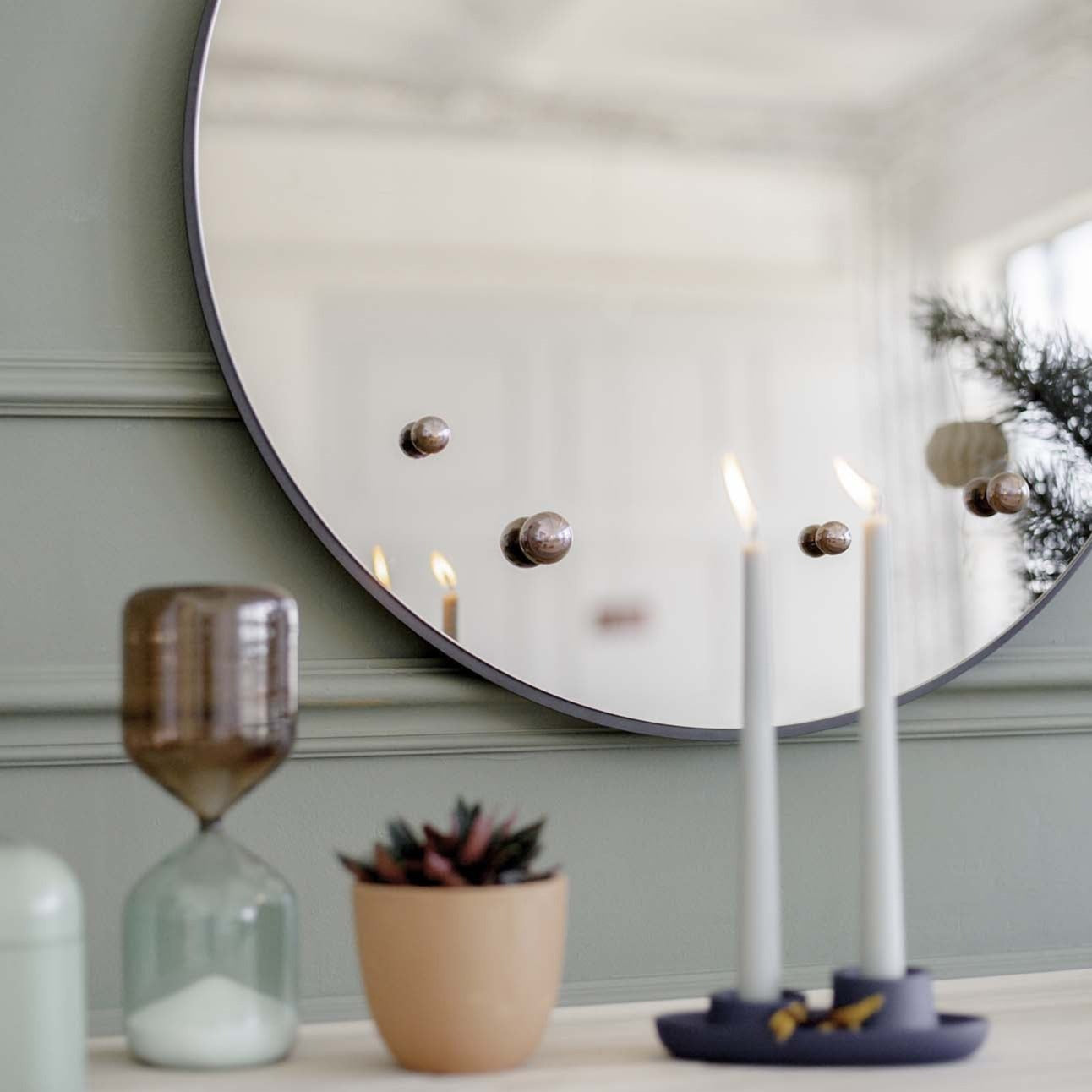 DEW Mirror neutral, front interior macro view