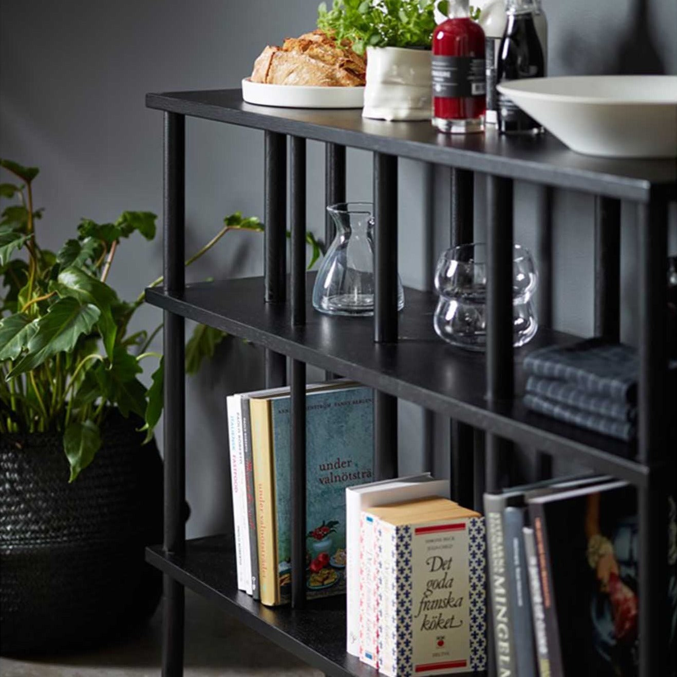 LEVEL Bookshelf LE 1702 ash, black interior view