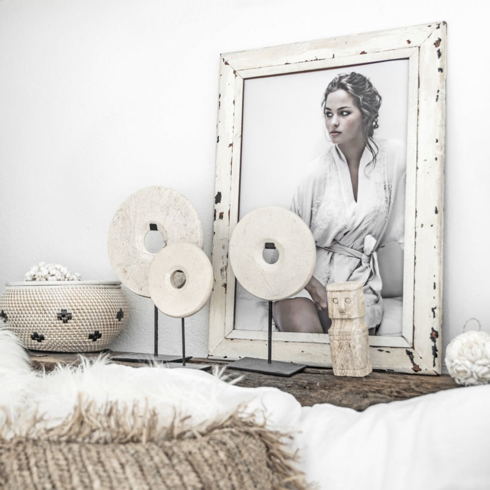 THE MARBLE DISC On Stand-White-Medium interior view with set