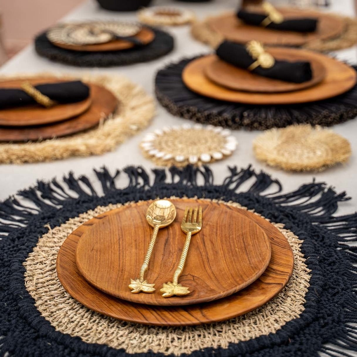 THE TEAK ROOT Round Plate interior view