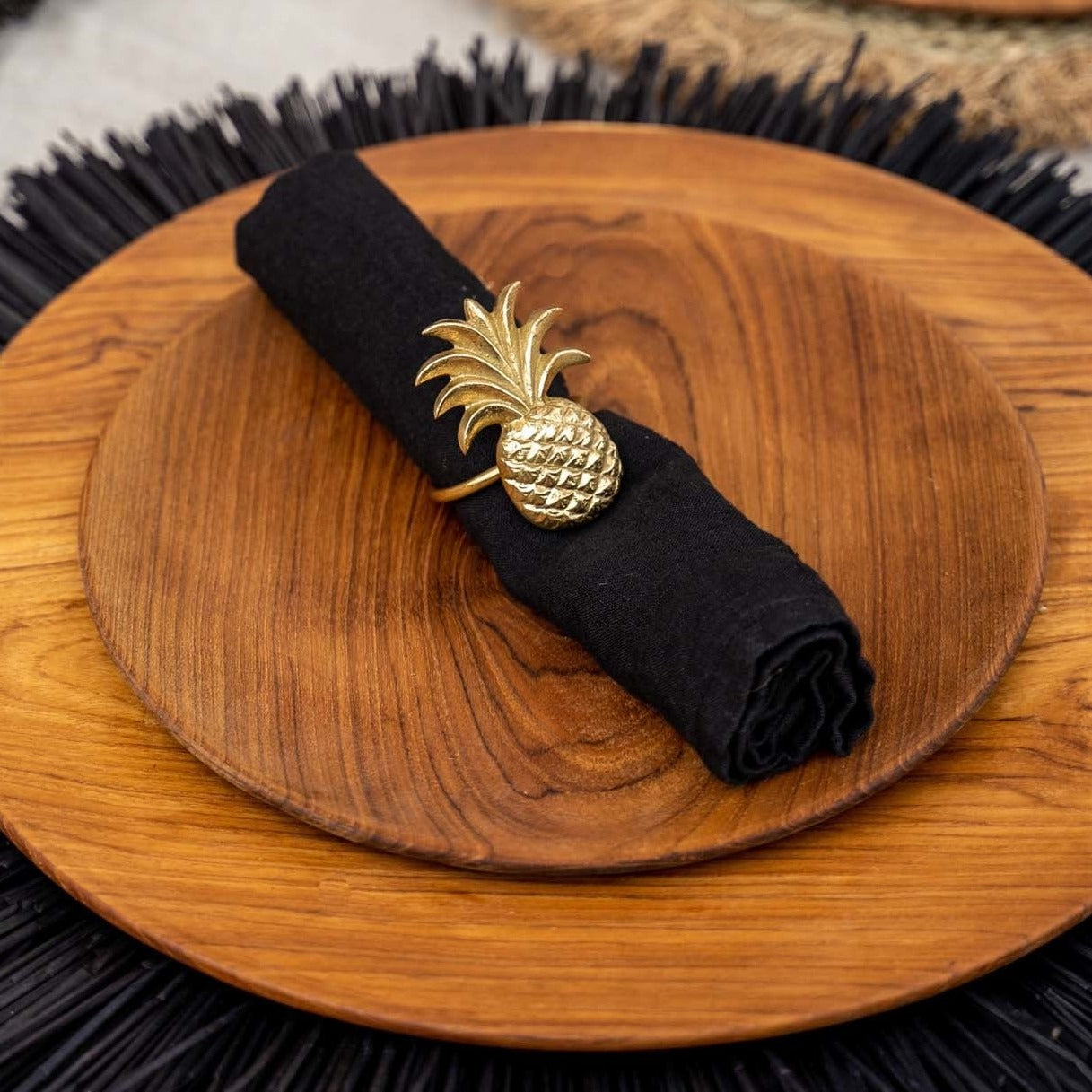 THE TEAK ROOT Round Plate top view with napkin