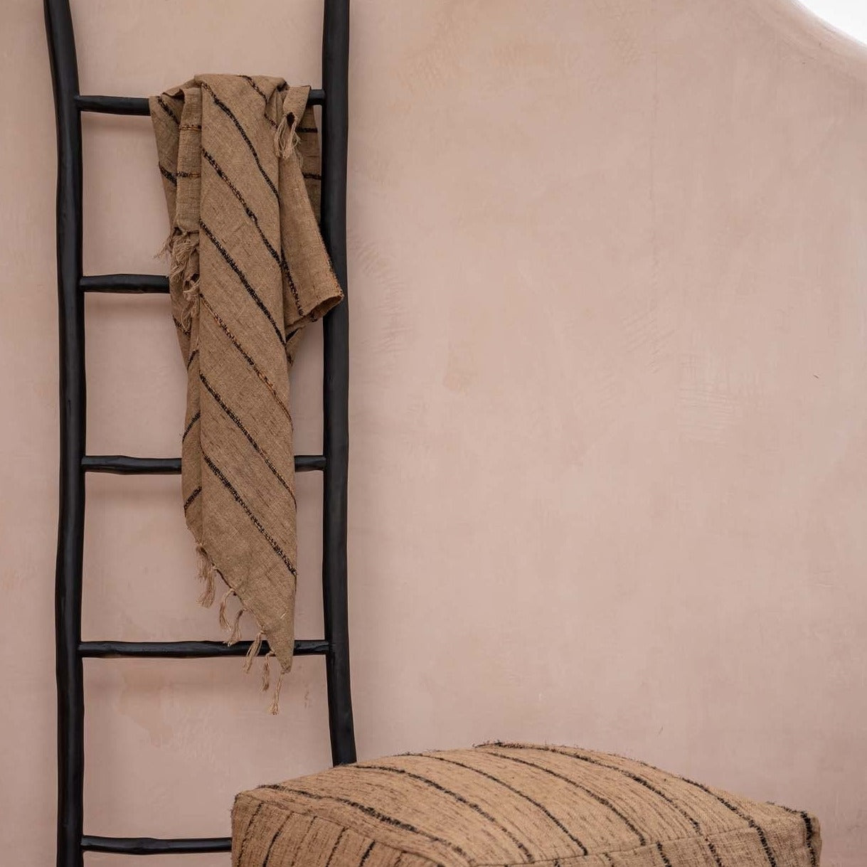 THE S'IL VOUS Plaid Beige-Black outdoor view with the ladder