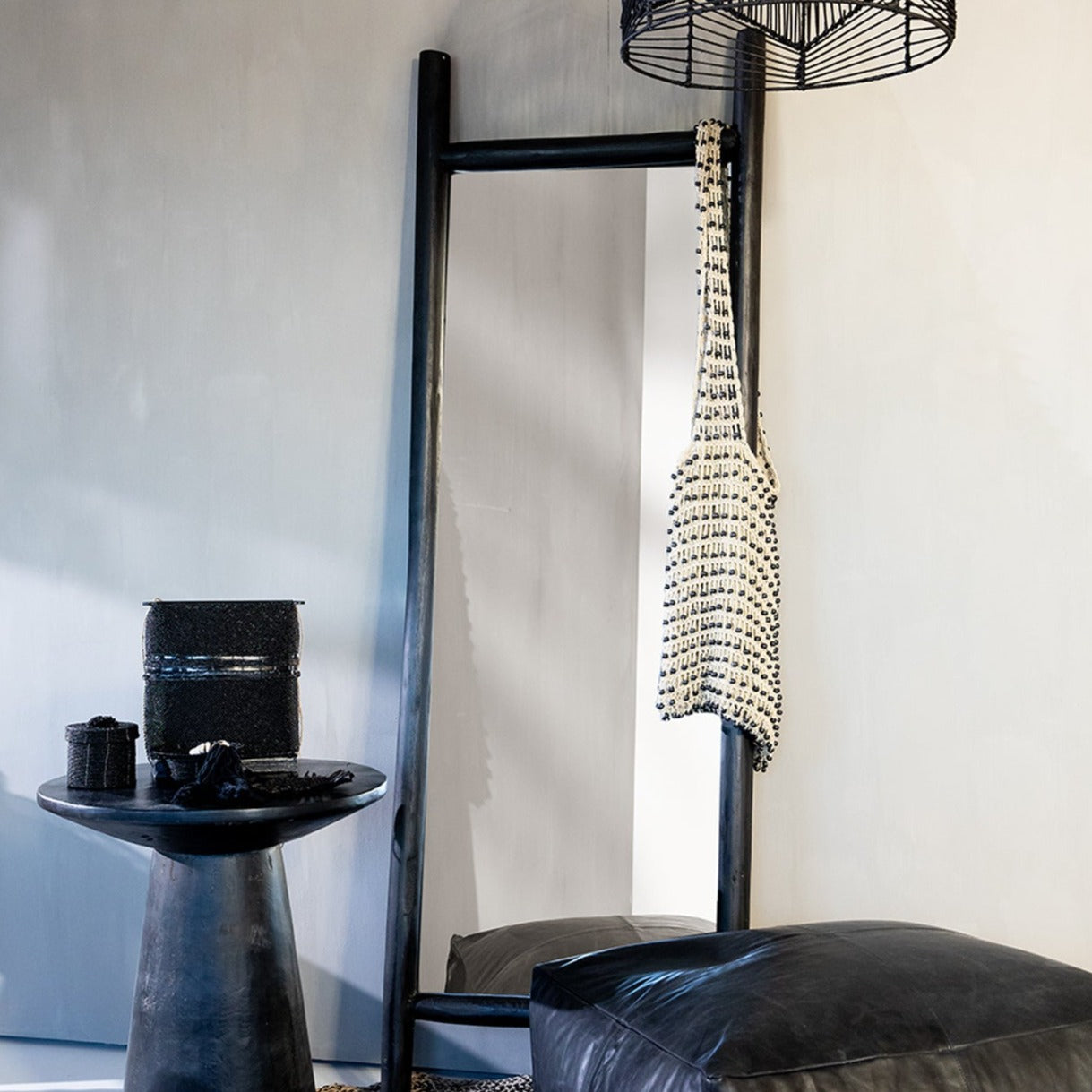 THE ISLAND DRESSING ROOM Mirror Black interior view