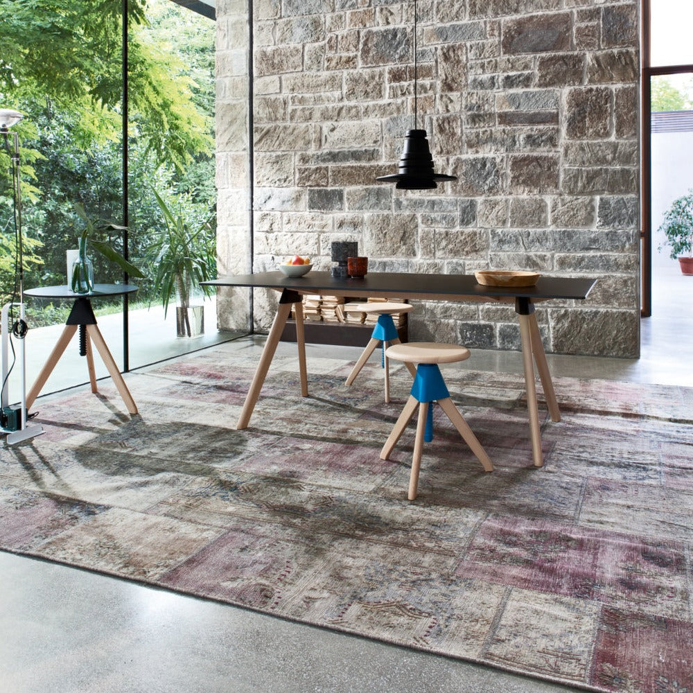 TOPSY Table black top and wooden beech base, interior view