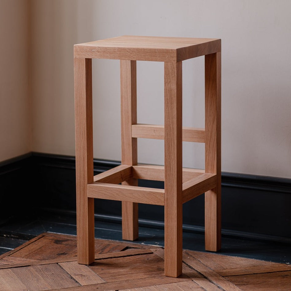 QUBANC Stool Oak-natural-front interior view