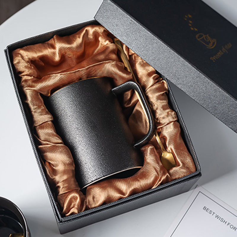 Tazza in ceramica nera vintage con cerchio dorato