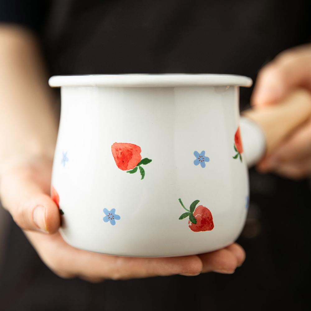 Pentola per latte smaltata con manico di legno