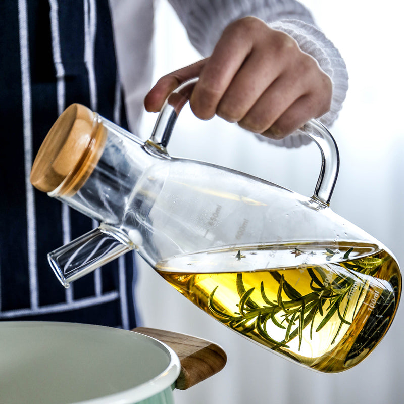 Bottiglia per olio in vetro trasparente con manico