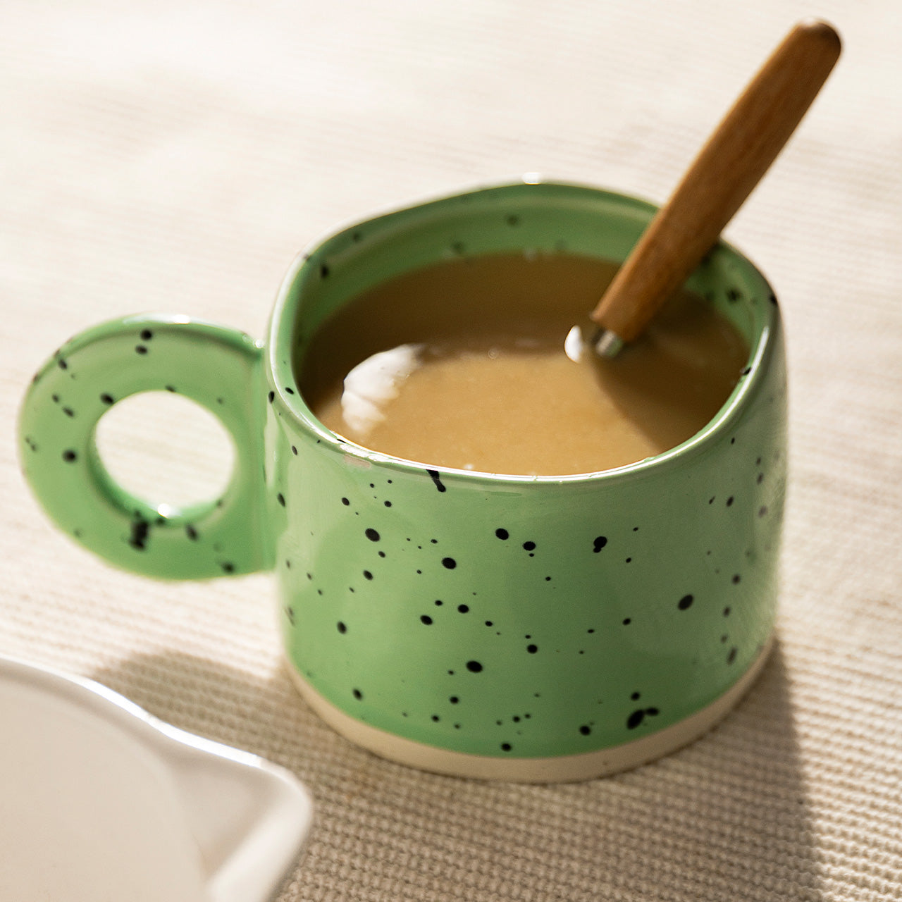 Tazza creativa in ceramica con manico ad anello