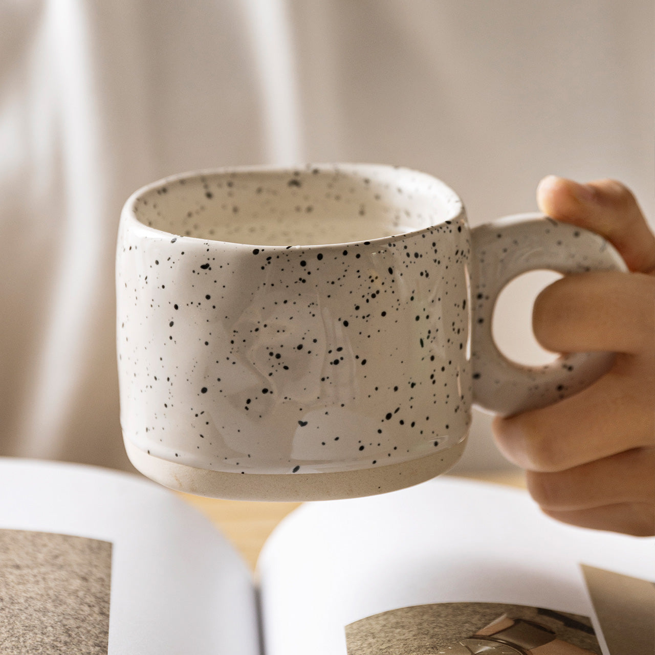 Tazza creativa in ceramica con manico ad anello
