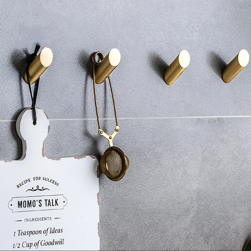 Gancio d'ottone per il bagno a muro