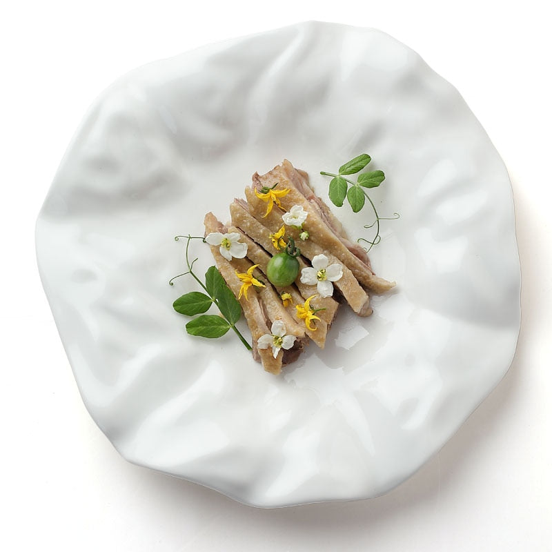 Stoviglie in ceramica francese bianca di forma irregolare