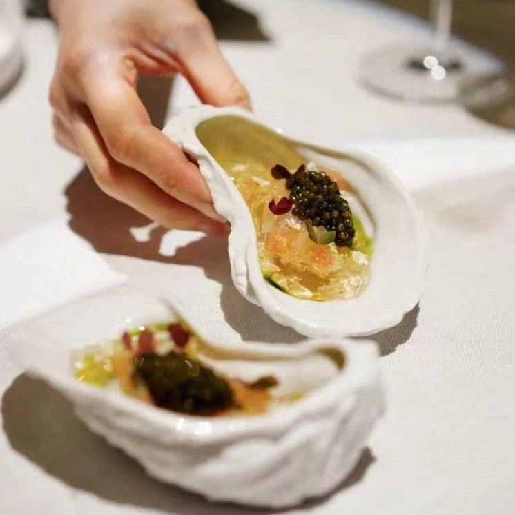 Piatto in ceramica irregolare a forma di ostrica