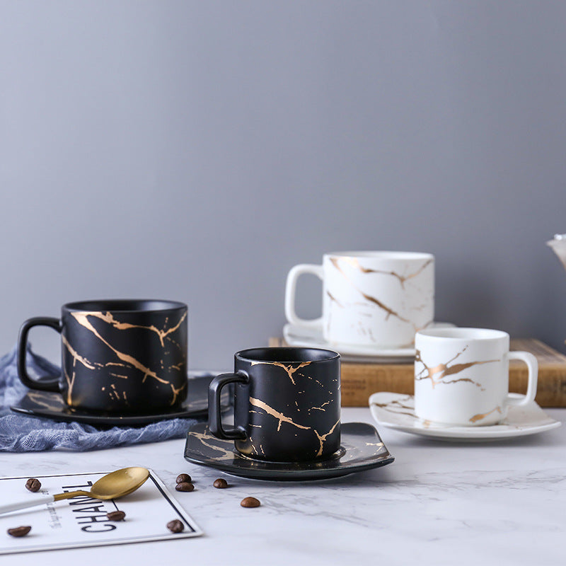 Tazze da caffè in marmo con motivo oro