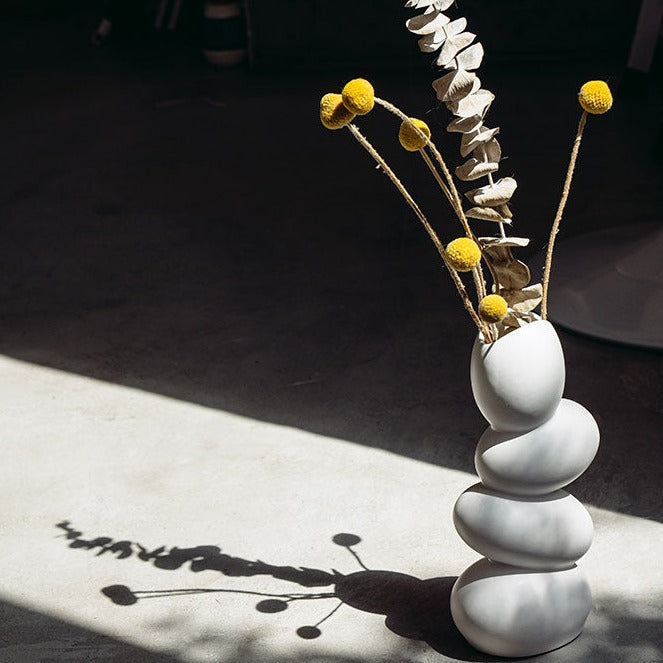 Elegante vaso a forma di uovo in ceramica bianca opaca