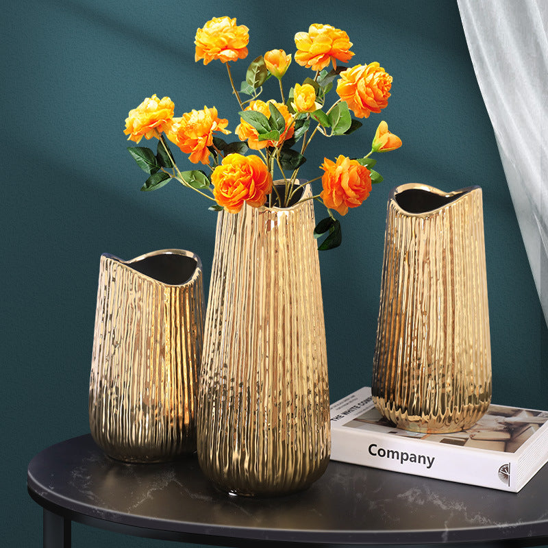 Vaso in ceramica dorata per l'arredamento della casa