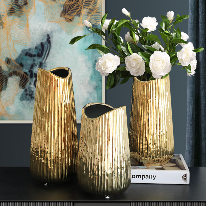 Vaso in ceramica dorata per l'arredamento della casa