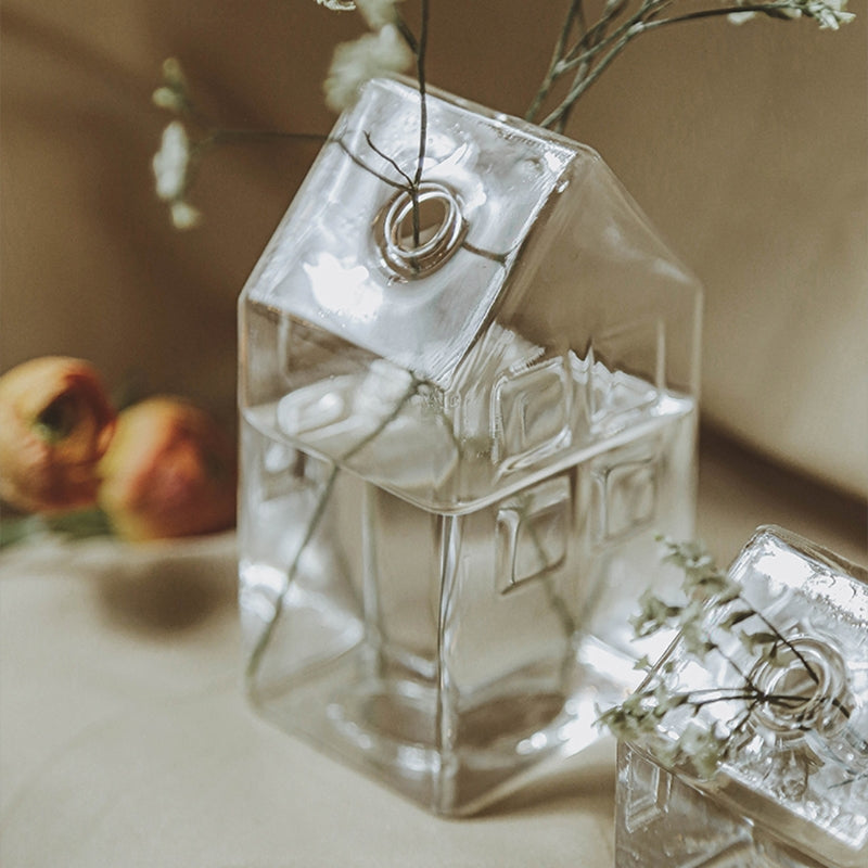 Vaso di vetro a forma di casa