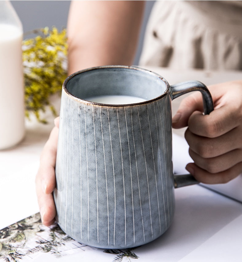 Tazza in ceramica retrò con motivi a righe