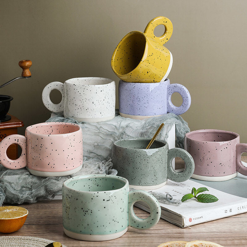 Tazza in ceramica con manici ad anello