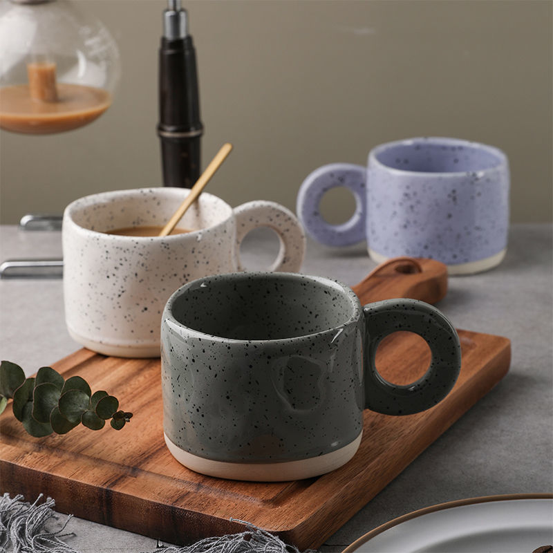 Tazza in ceramica con manici ad anello