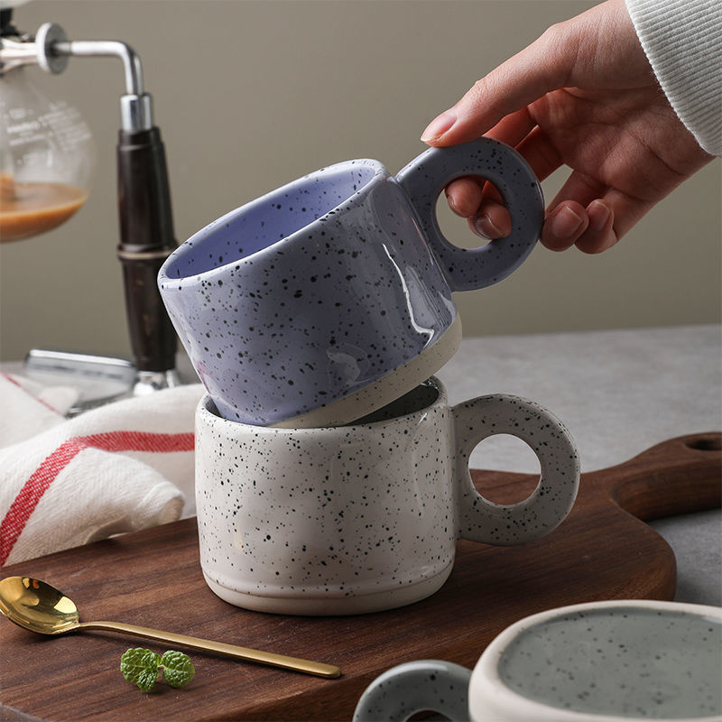 Tazza in ceramica con manici ad anello