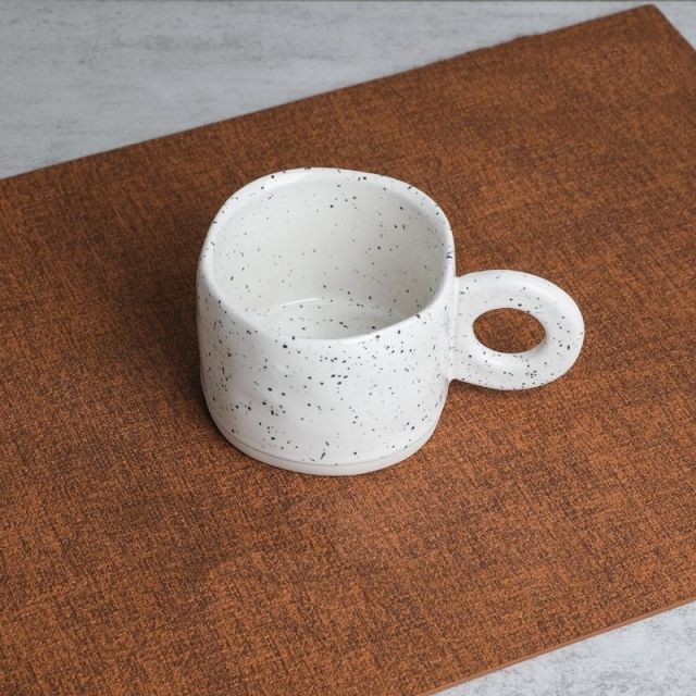 Tazza in ceramica con manici ad anello