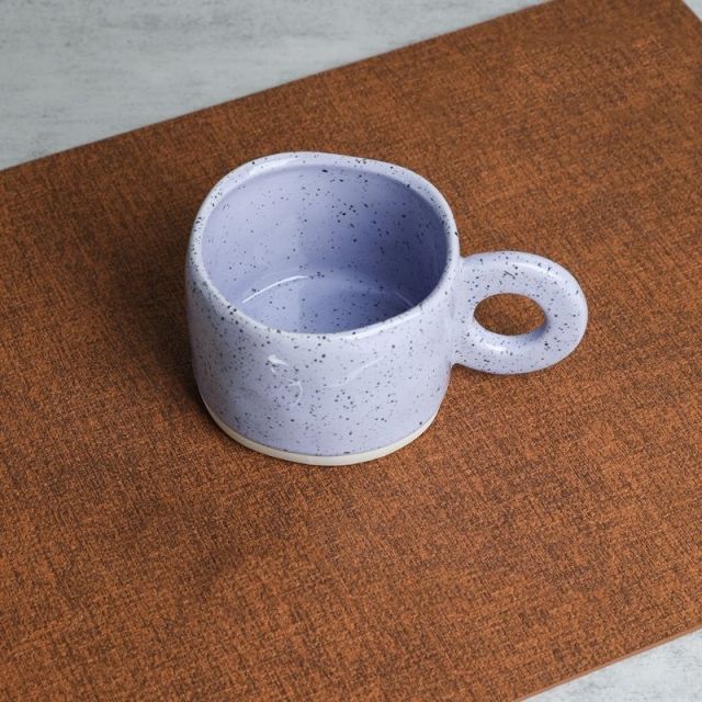 Tazza in ceramica con manici ad anello