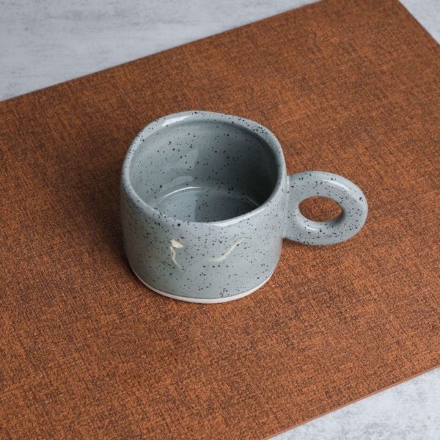 Tazza in ceramica con manici ad anello