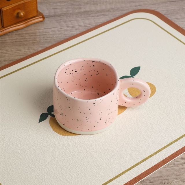 Tazza in ceramica con manici ad anello
