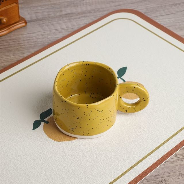 Tazza in ceramica con manici ad anello
