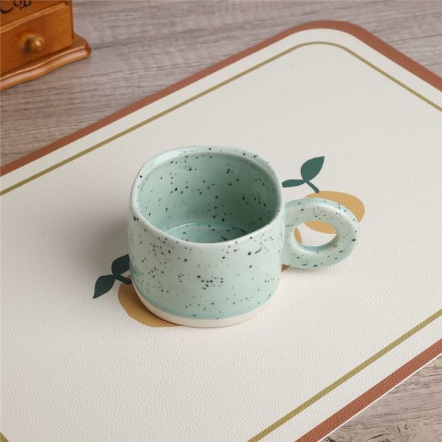 Tazza in ceramica con manici ad anello