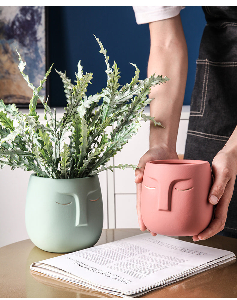 Vaso da fiori con testa di faccia in ceramica