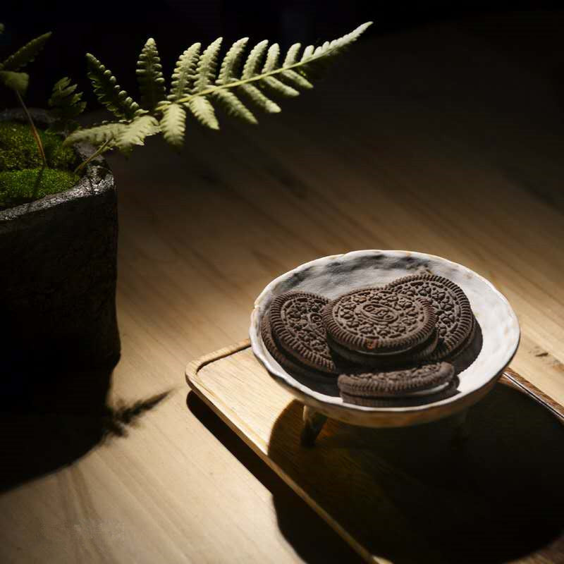 Piatto da dessert rotondo in ceramica con piedini