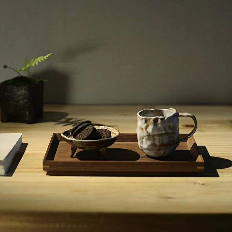 Piatto da dessert rotondo in ceramica con piedini