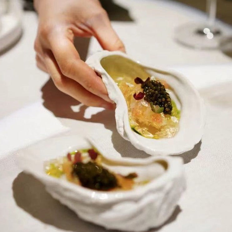 Piatto in ceramica irregolare a forma di ostrica