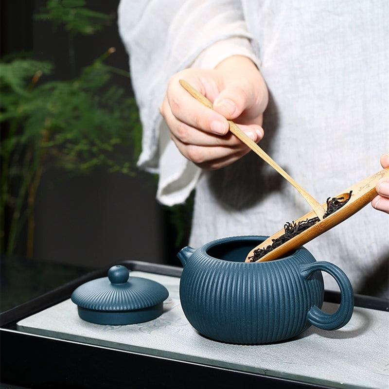 Teiera in argilla viola con motivo a righe