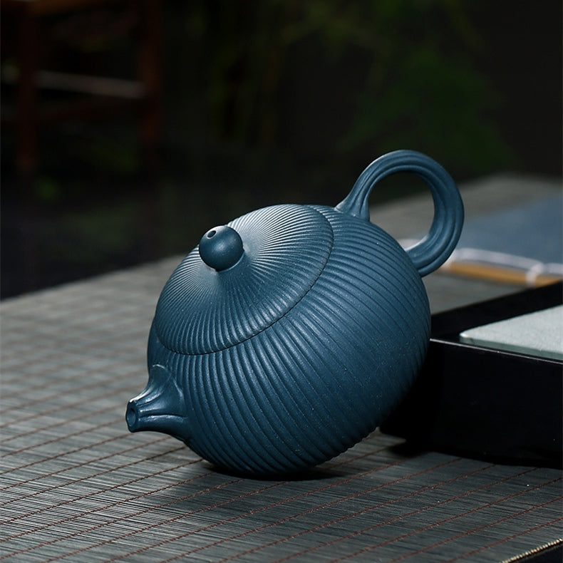 Teiera in argilla viola con motivo a righe