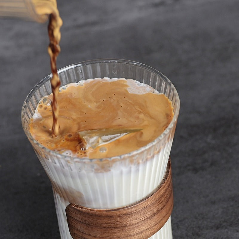 Tazza da caffè in vetro con supporto in noce