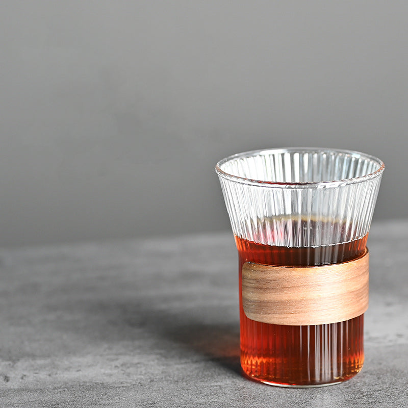 Tazza da caffè in vetro con supporto in noce