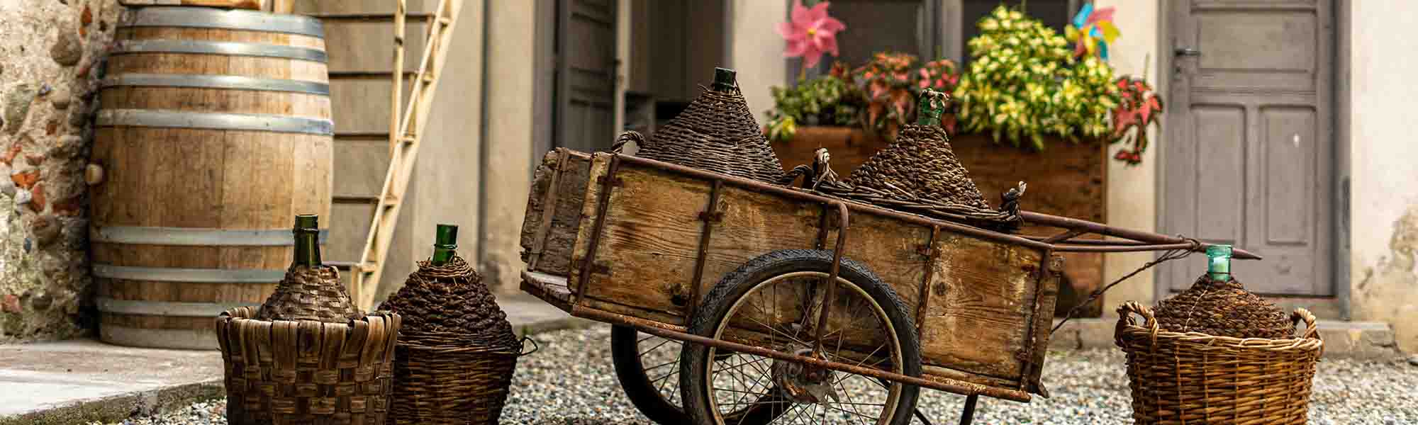 Декоративний візок як місце для зберігання та плетені корзини