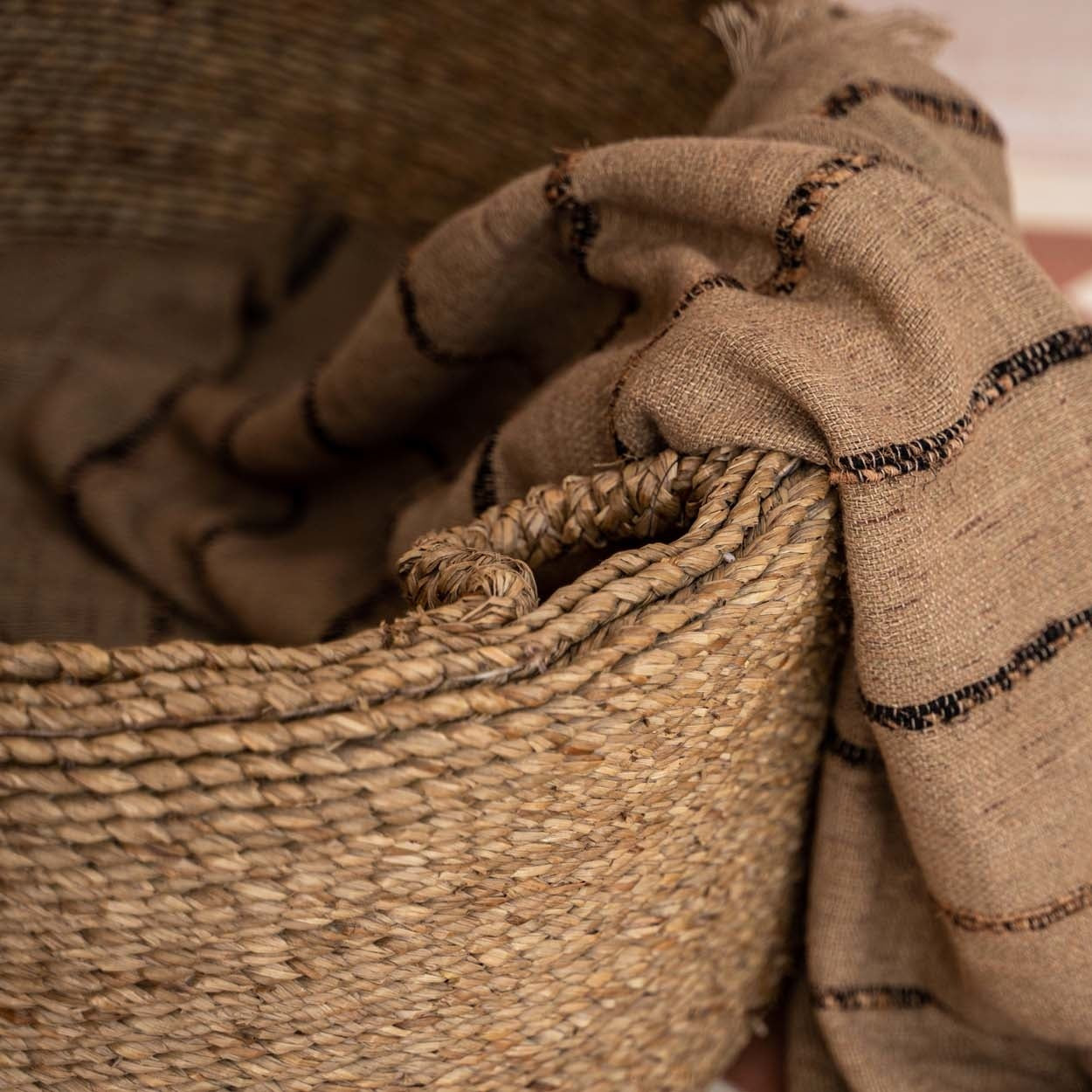 LES QUATRE MAINS Basket - Natural Close View