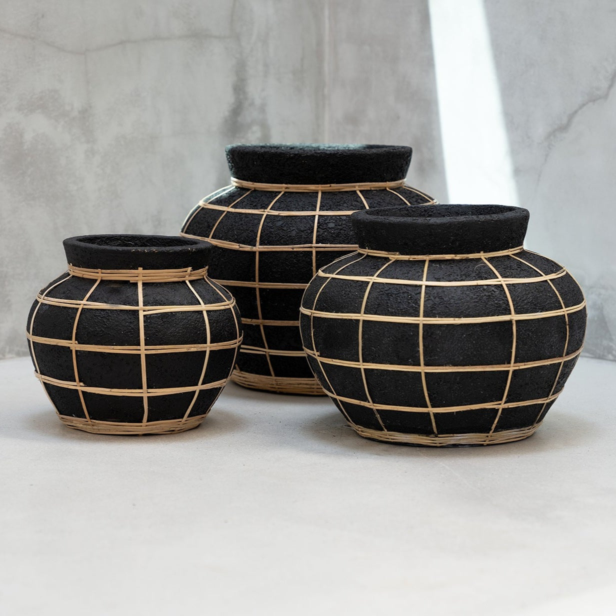 THE BELLY Vase - Black Natural Interior