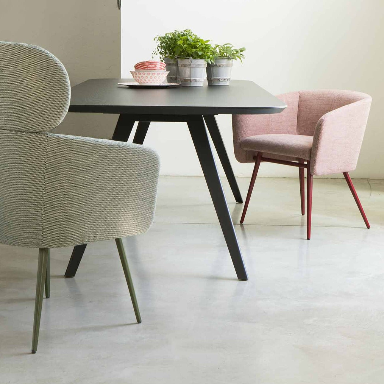 BALU MET Armchair interior view, grey and pink with table