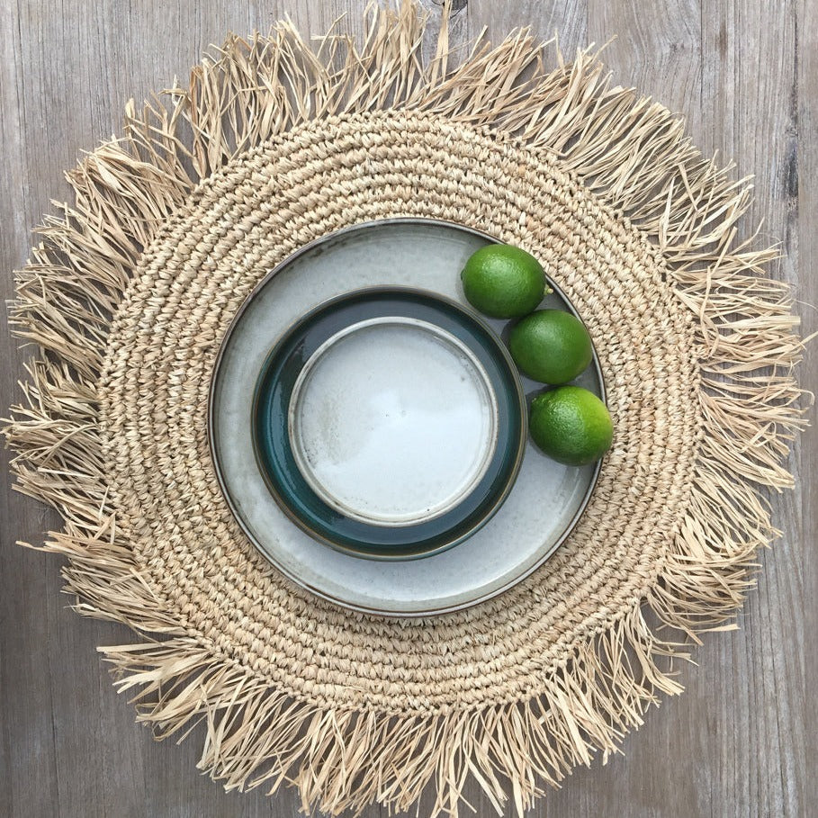 THE FRINGE RAFFIA Placemat Round Natural top view with dinnerware