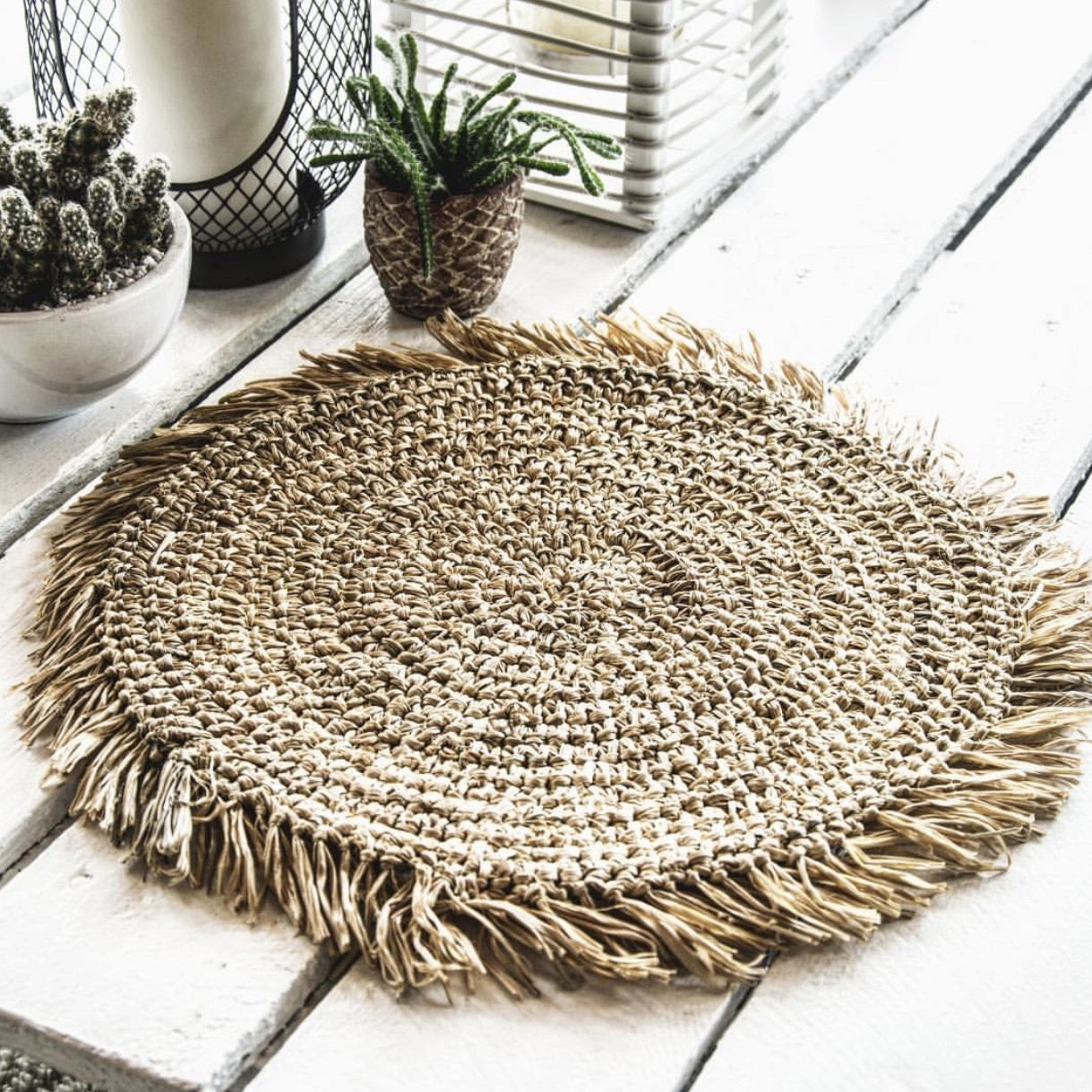 THE FRINGE RAFFIA Placemat Round Natural side outdoor view