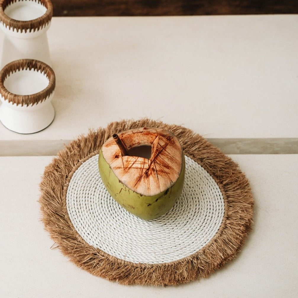 THE SEAGRASS RAFFIA Placemat White-Natural top view with fruits